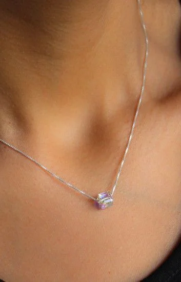 Collar con Cadena Veneziana y Dije de Cubo 6mm de Crystal Aurora Borea
