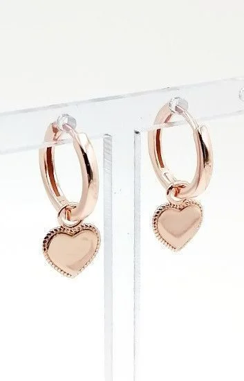 Aros Huggies Lisos con Dijes Colgante de Corazon Trabajado en los Bord