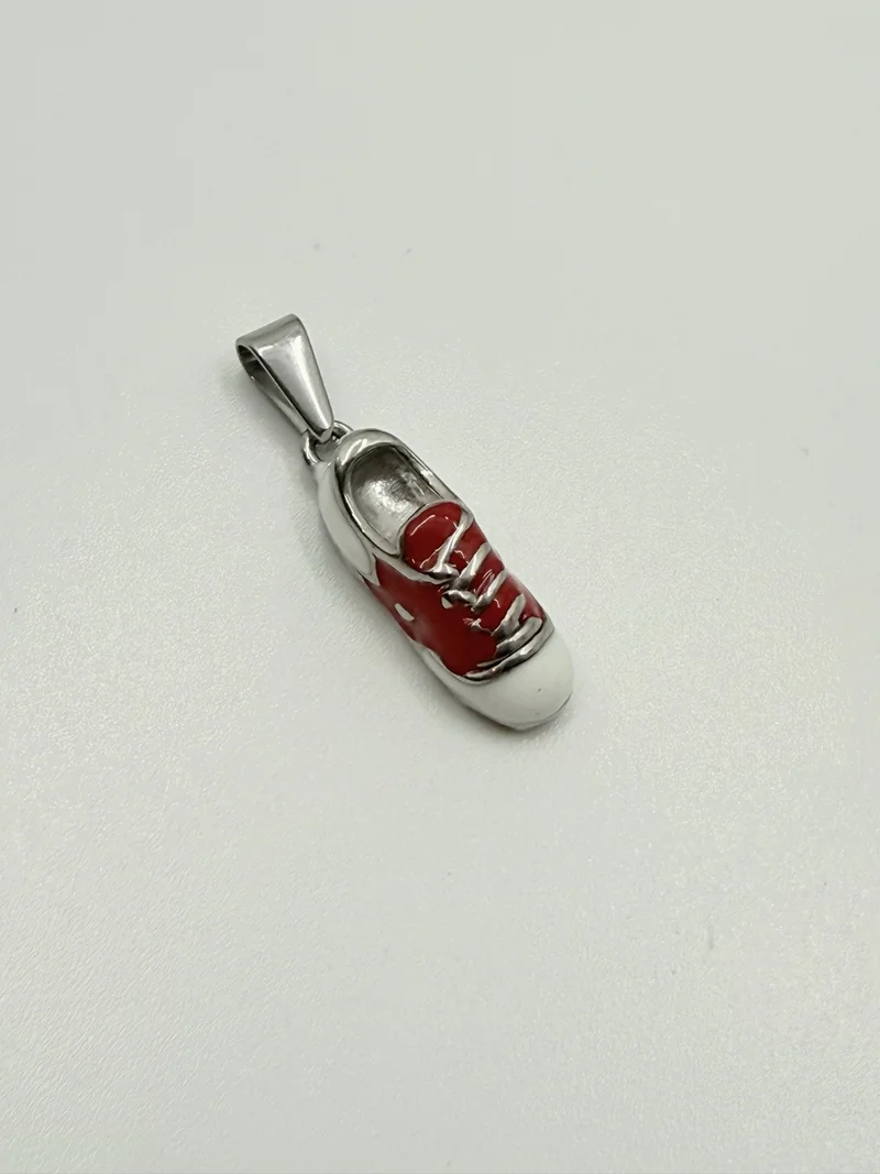 Dije de acero quirúrgico Zapatilla roja