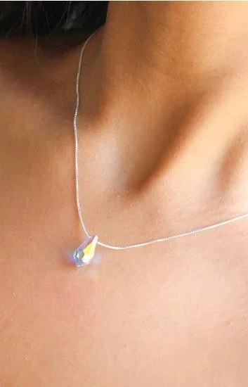 Collar con Cadena Veneziana y Dije Lancia de Crystal Aurora Boreal