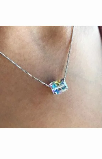 Collar con Cadena Veneziana y Dije de Cubo 8mm Crystal Aurora Boreal