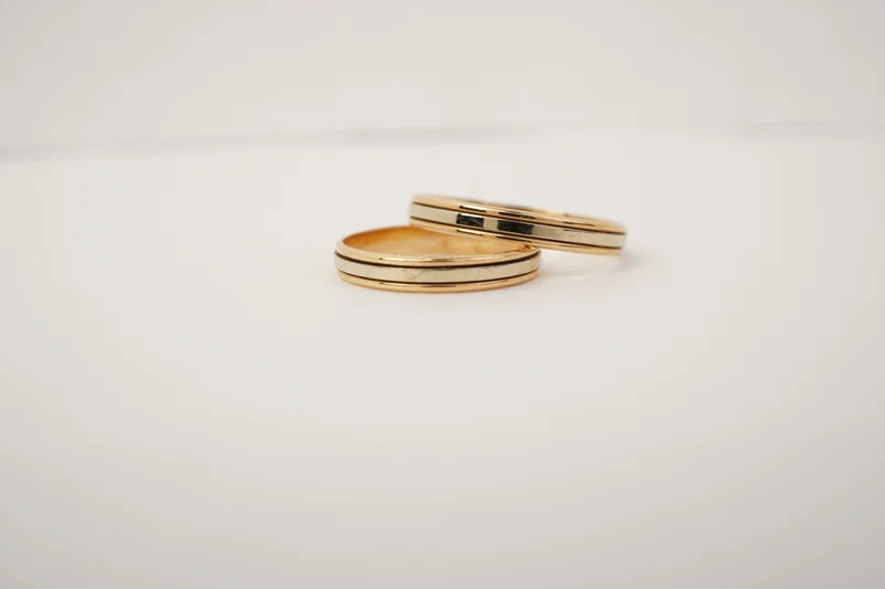 Alianzas de oro 18 kt modelo Cinta 2 col